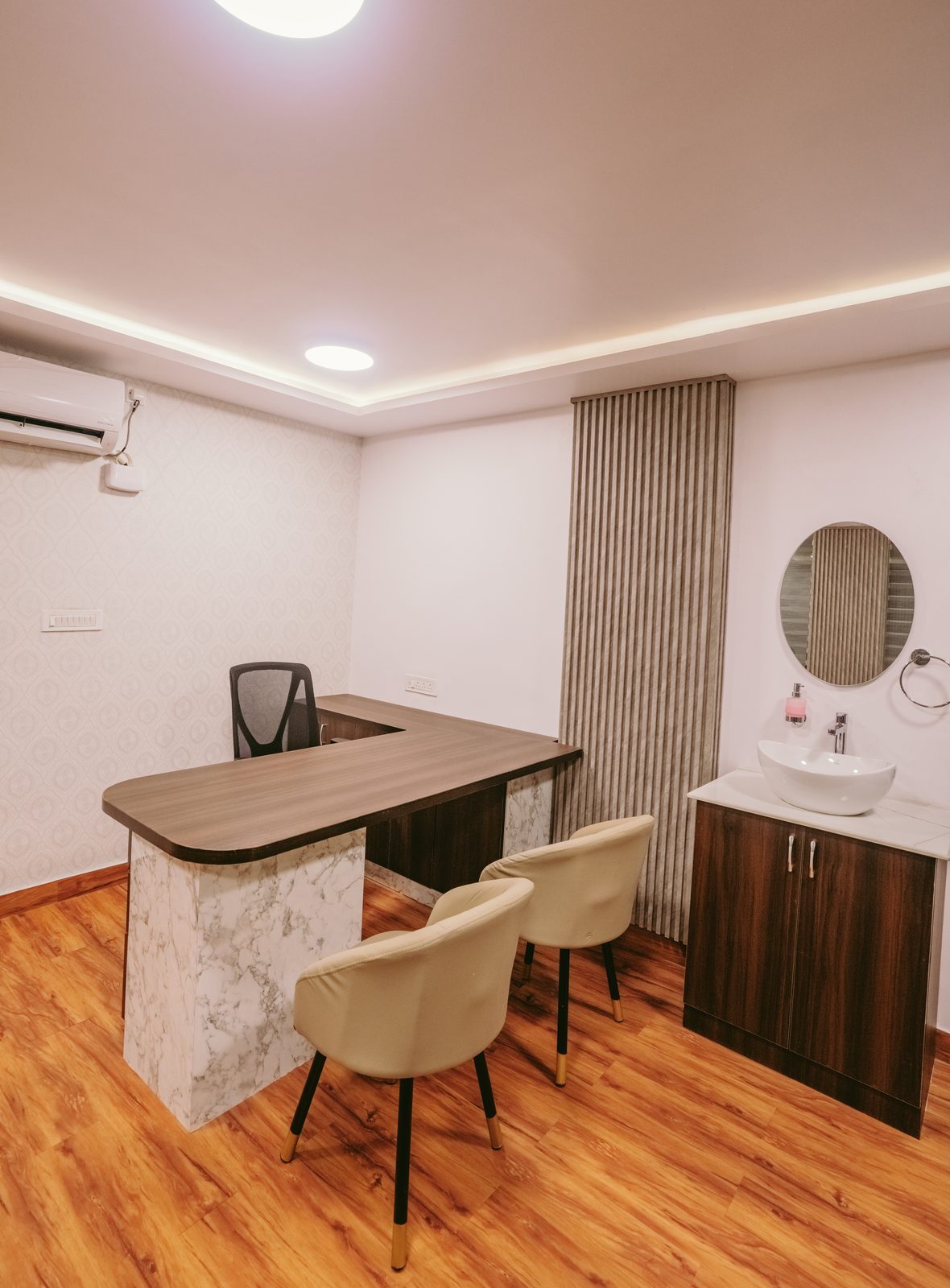 Consultation room with vanity and mirror