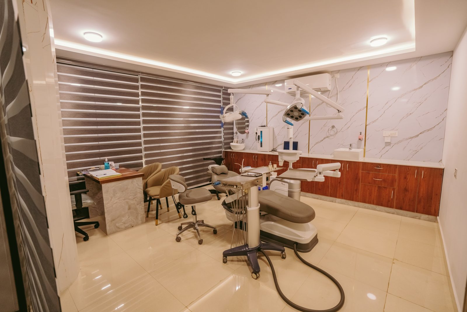 Dental operatory with fluted feature wall