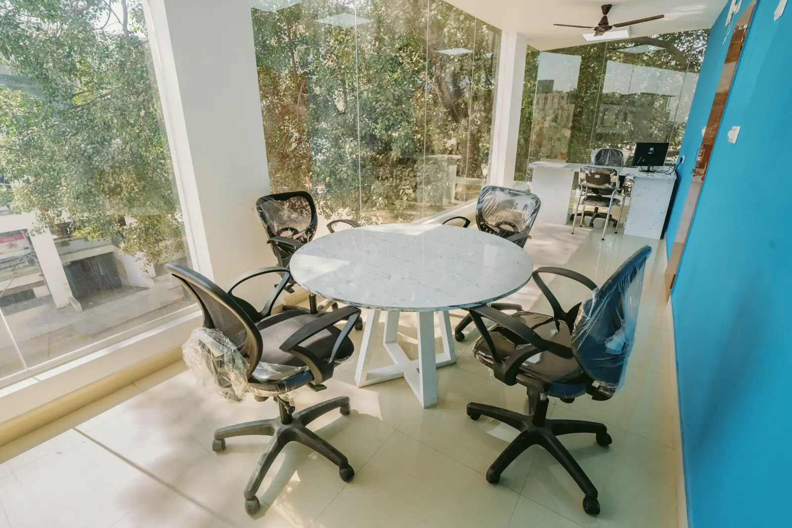 Small office interior design candidscape