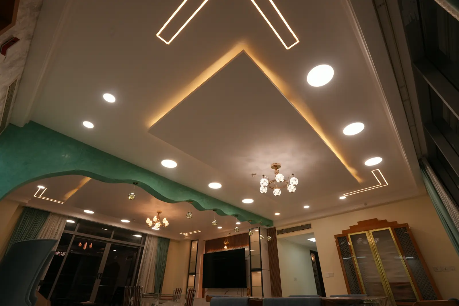 Simple ceiling Interior designer