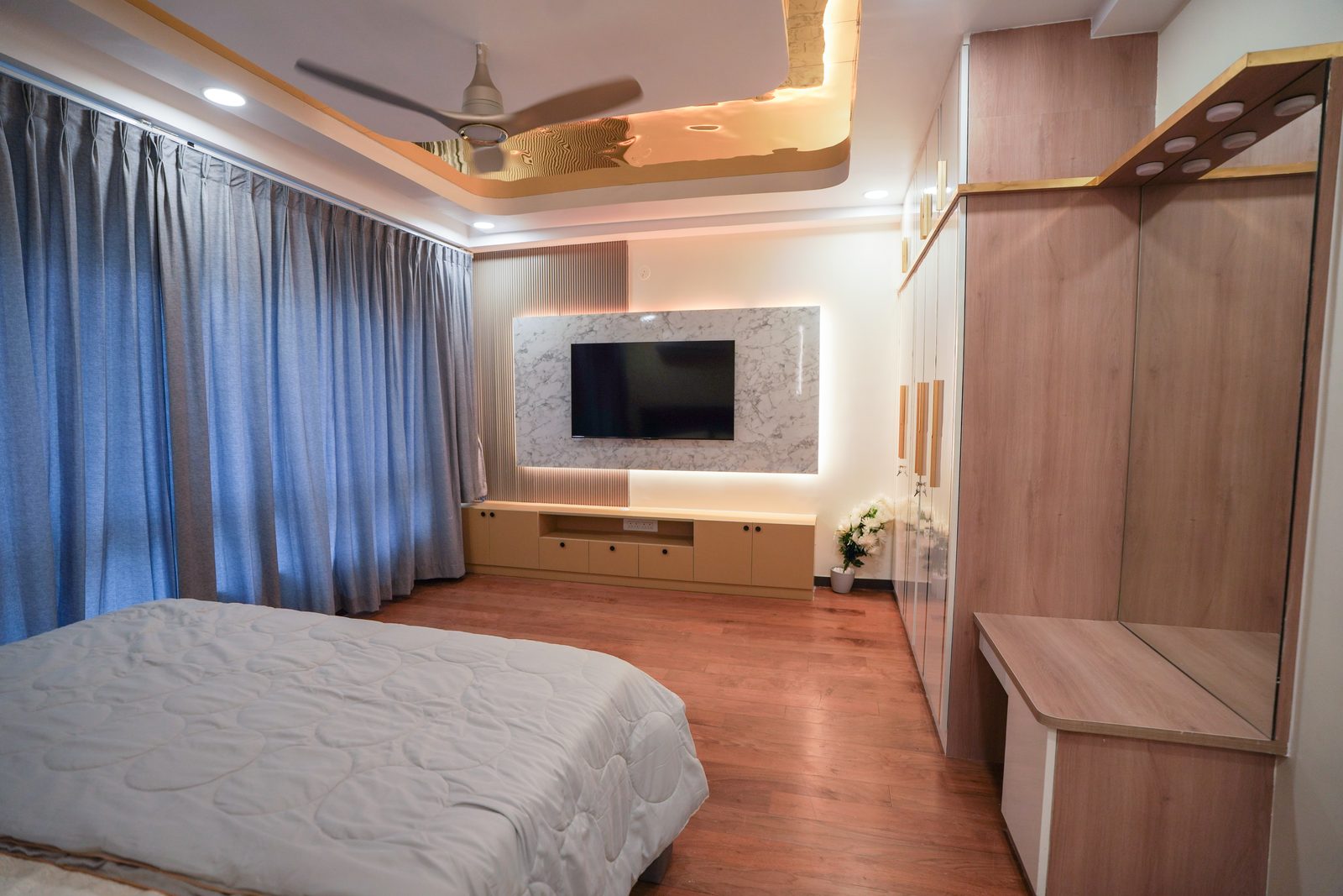 Bedroom with TV panelling and curtained glazing