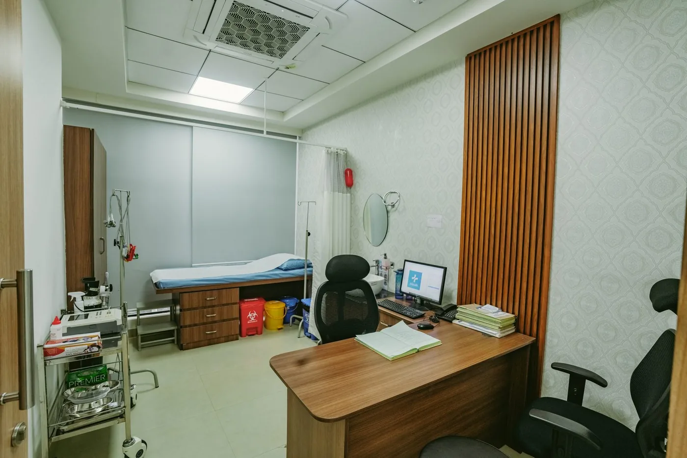 Apollo Akshaya Nagar Consulting Room — Consultation and examination held in one clear zone.